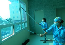 Những điều cần biết về dịch vụ vệ sinh kính tại TPHCM