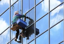 Những điều bạn cần biết về dịch vụ đu dây lau kính 