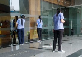 Tầm quan trọng của dịch vụ vệ sinh kính trong xã hội