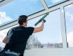 Lý giải câu hỏi tại sao phải lau kính nhà cao tầng?